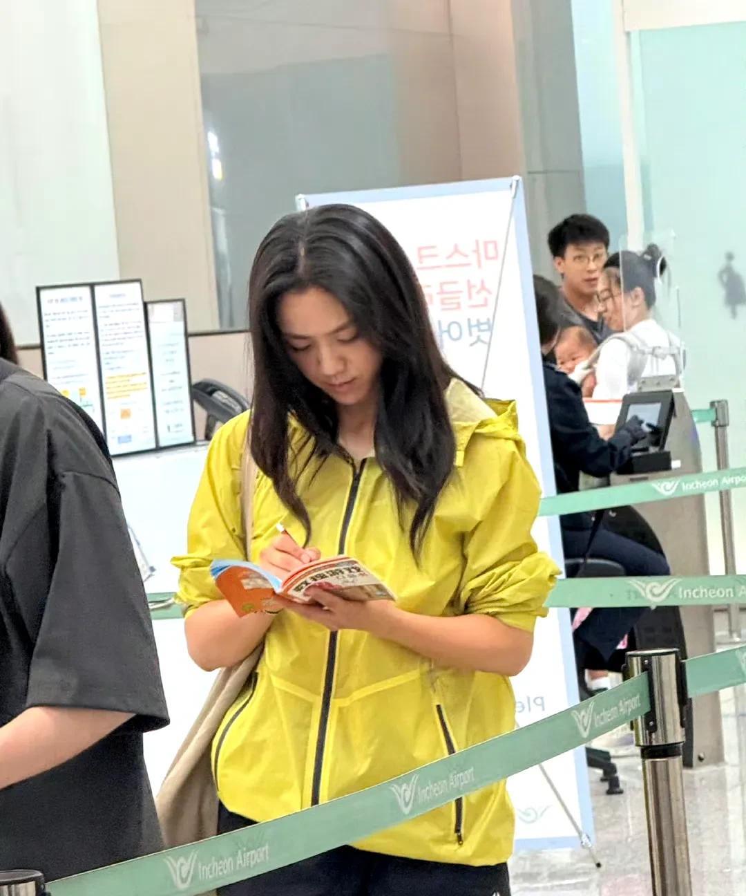 7月6号在仁川机场，跟做梦似的！排队的时候，余光瞥见个人，这不是汤唯吗？我的天，
