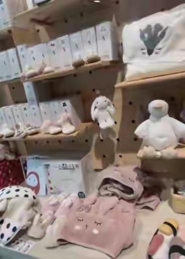 兰姐真开心，带孩子们去买礼物送给小宝贝，真的是太有爱了，大S的两个孩子太懂事了，