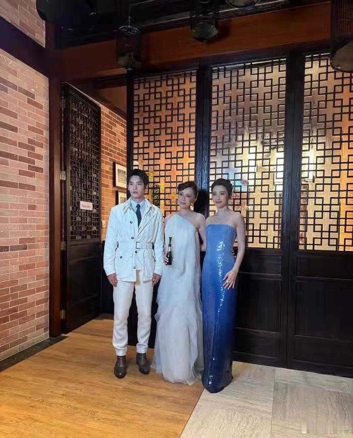 刘嘉玲李冰冰出席澳门水舞间晚宴，称赞演员于适是内地的骄傲！网友：澳门这一夜，于适