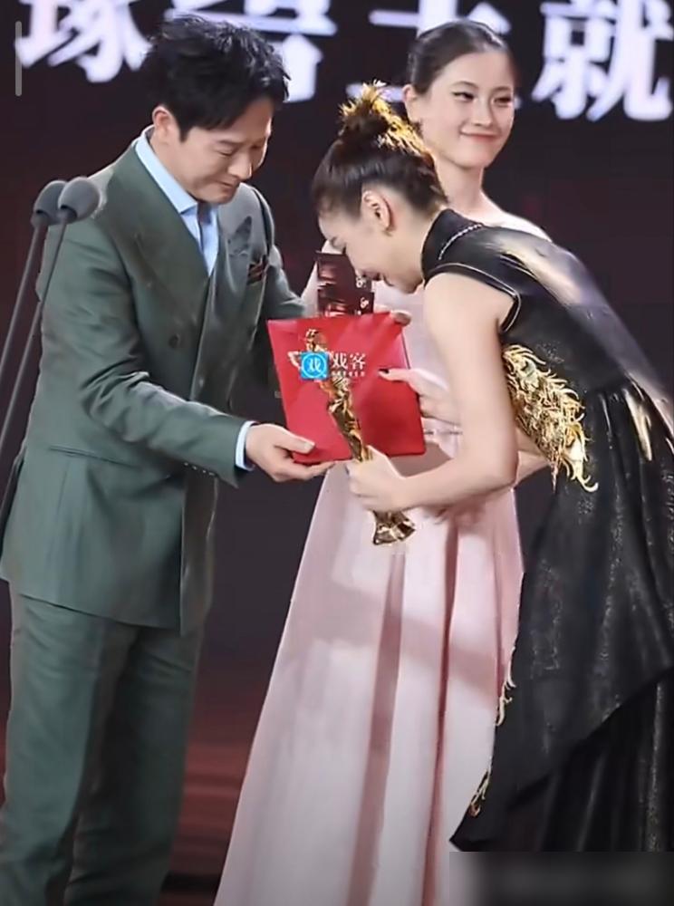 张颂文拿下金爵奖影帝。高叶也拿了传媒关注单元女主角。同一届上影节，一前一后。