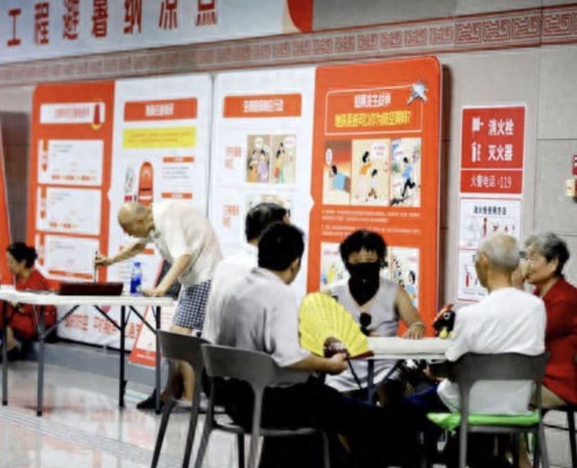 老人为了蹭免费空调抢占肯德基，街道办却当甩手掌柜让店员负责！该管的却不管，不该担