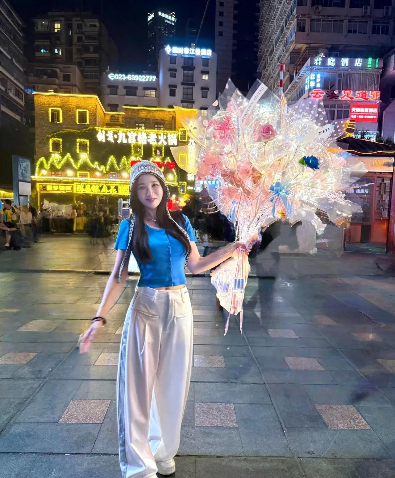 陈乔恩打卡重庆，她说充满烟火气的重庆依然那么美！可我想说姐姐也依然那么美！陈乔