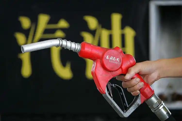 说好的油价大降，怎么到了10月15日，加油站一分钱都没便宜？不少车主等着省钱加油