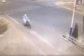 搞笑gif: 哥们, 喝酒的时候不能装, 容易出事的!
