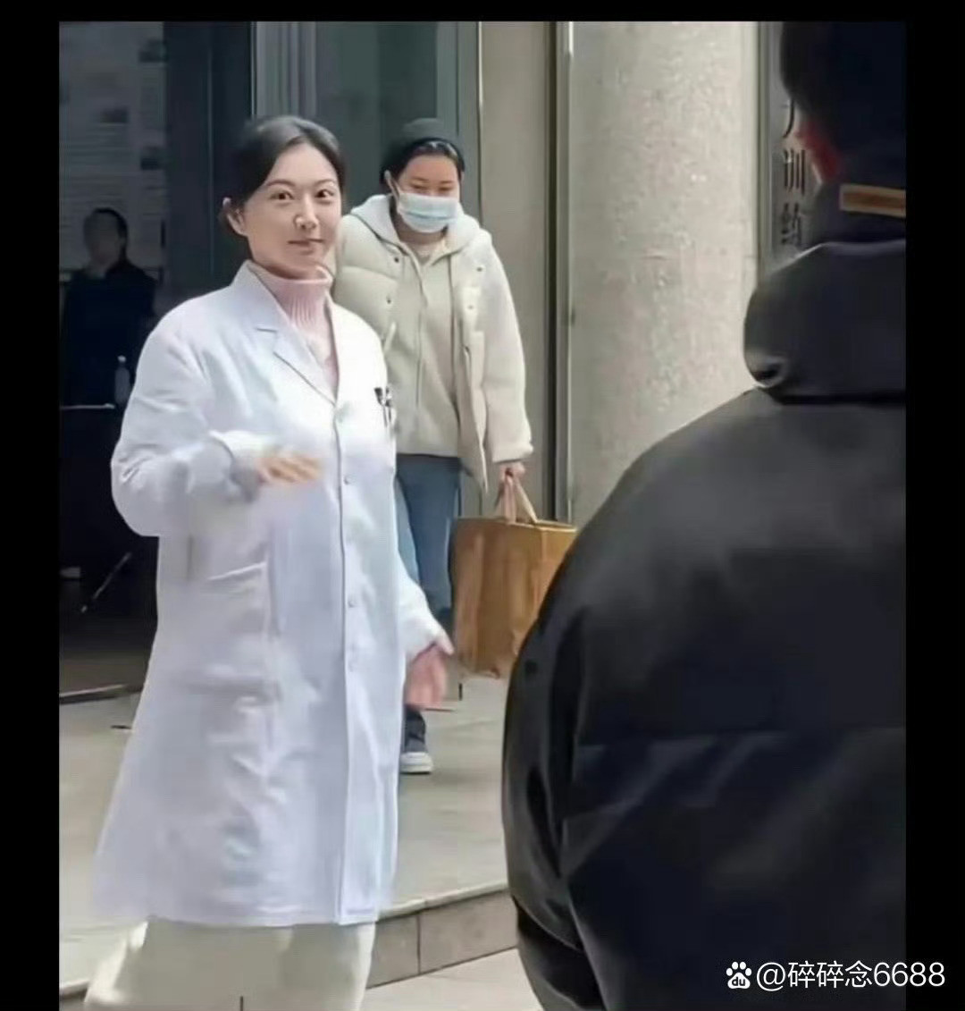 路人拍到的景甜路透，这素颜状态太真实了。​​​