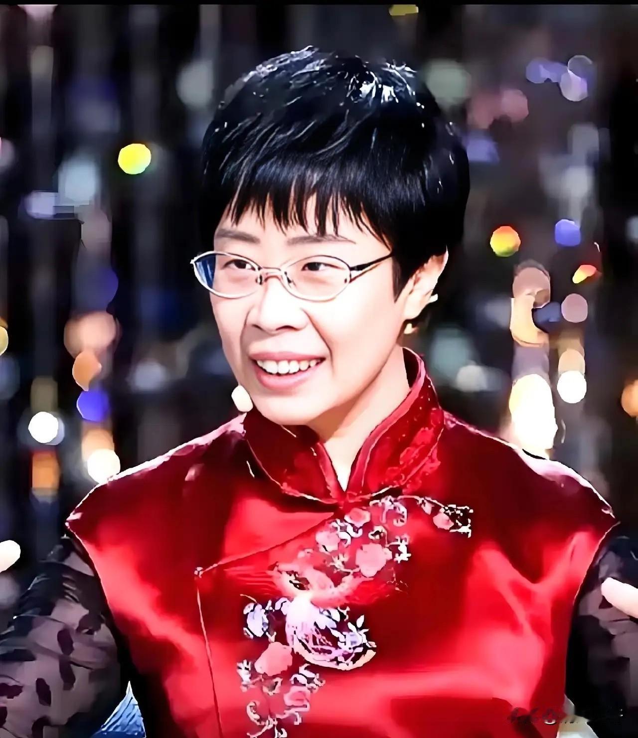 你敢信吗？前阵子还在诗词大会上温温柔柔讲唐诗宋词的蒙曼，就因为聊了几句清朝，直接