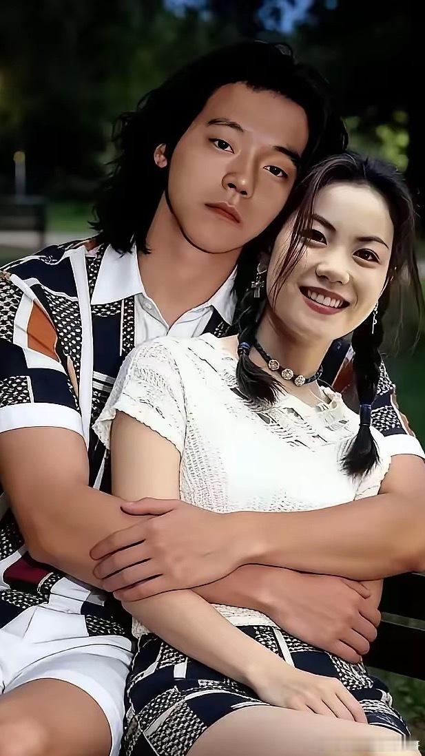 窦唯年轻吋，真的好帅气，王菲横刀夺爱来的，也未曾珍惜两人的情缘说散就散！