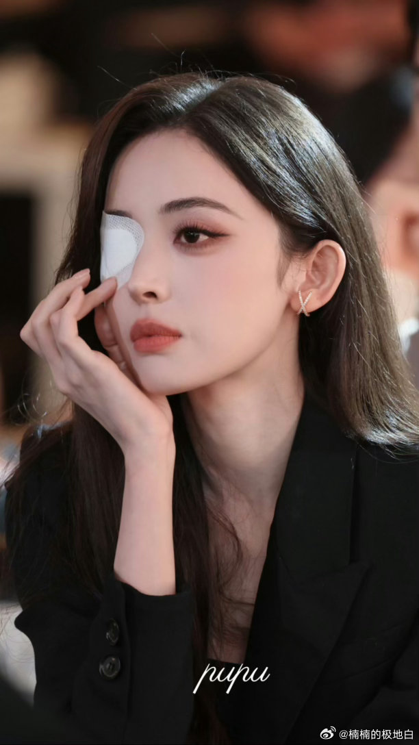 古力娜扎半张脸的杀伤力💫内娱顶配骨相名不虚传，哪怕只露出半张脸，精致眉眼依旧牢