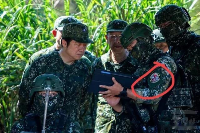 汉光演习的重大信号台军竟然带着美国国旗的臂章这是赖清德办公室发布的照片赖清