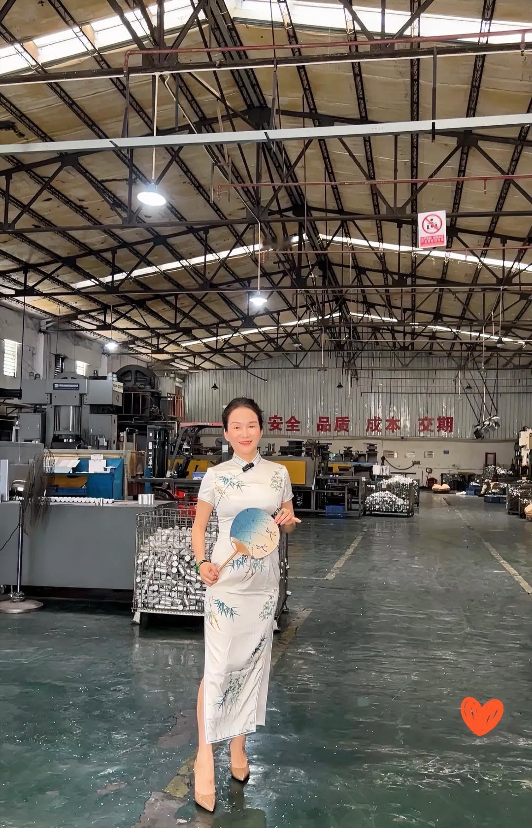 “账上只剩3万，车钥匙还在兜里。”81年生的李楠把这句话甩进“中年财务共