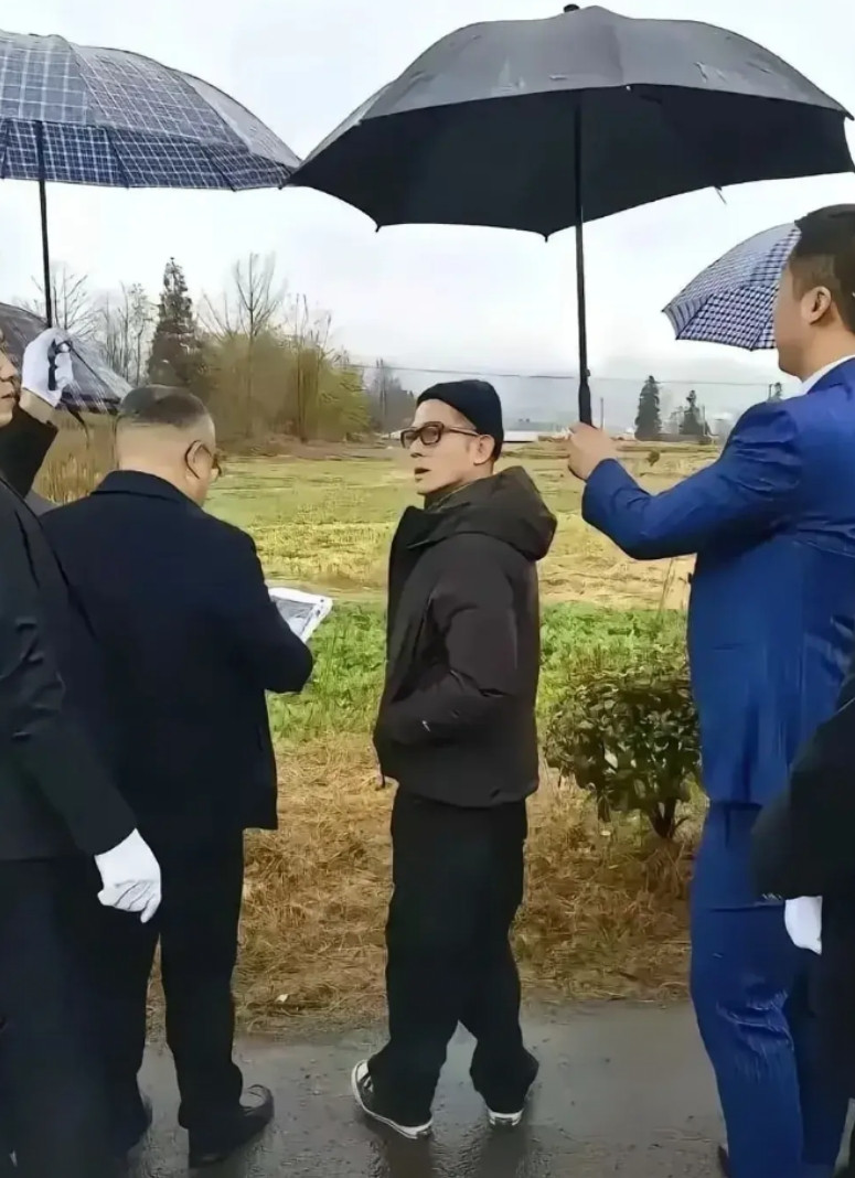 从这张照片看，天王巨星郭富城是一个典型的矮矬子，典型的小老头，这样的身高如果在现