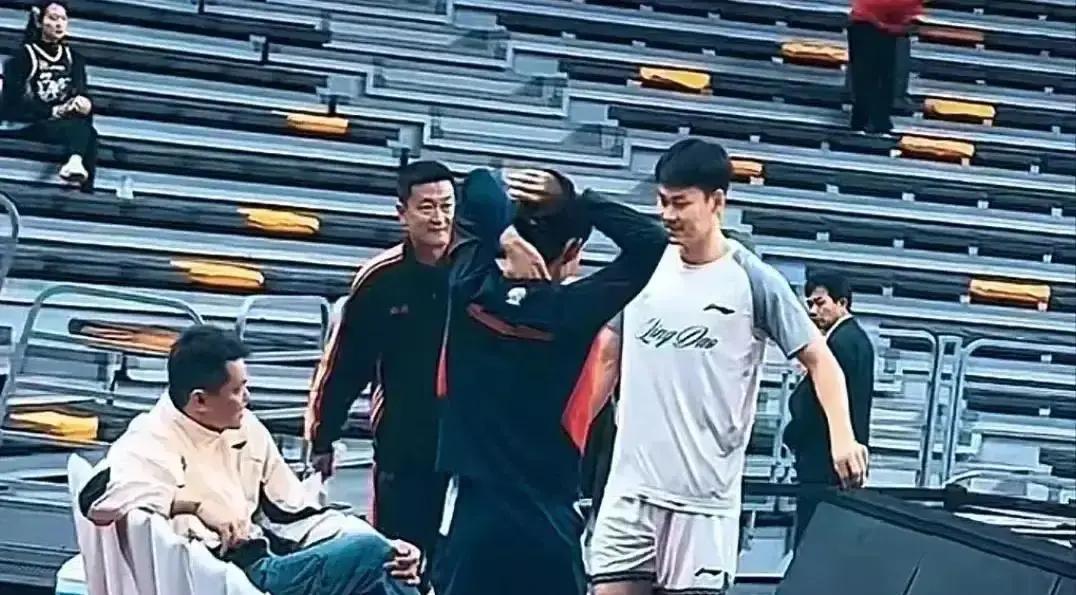 王睿泽拿32分把浙江掀翻那一刻，三年前的嘲笑全被摁回嗓子眼。他当初不是傻，是把算