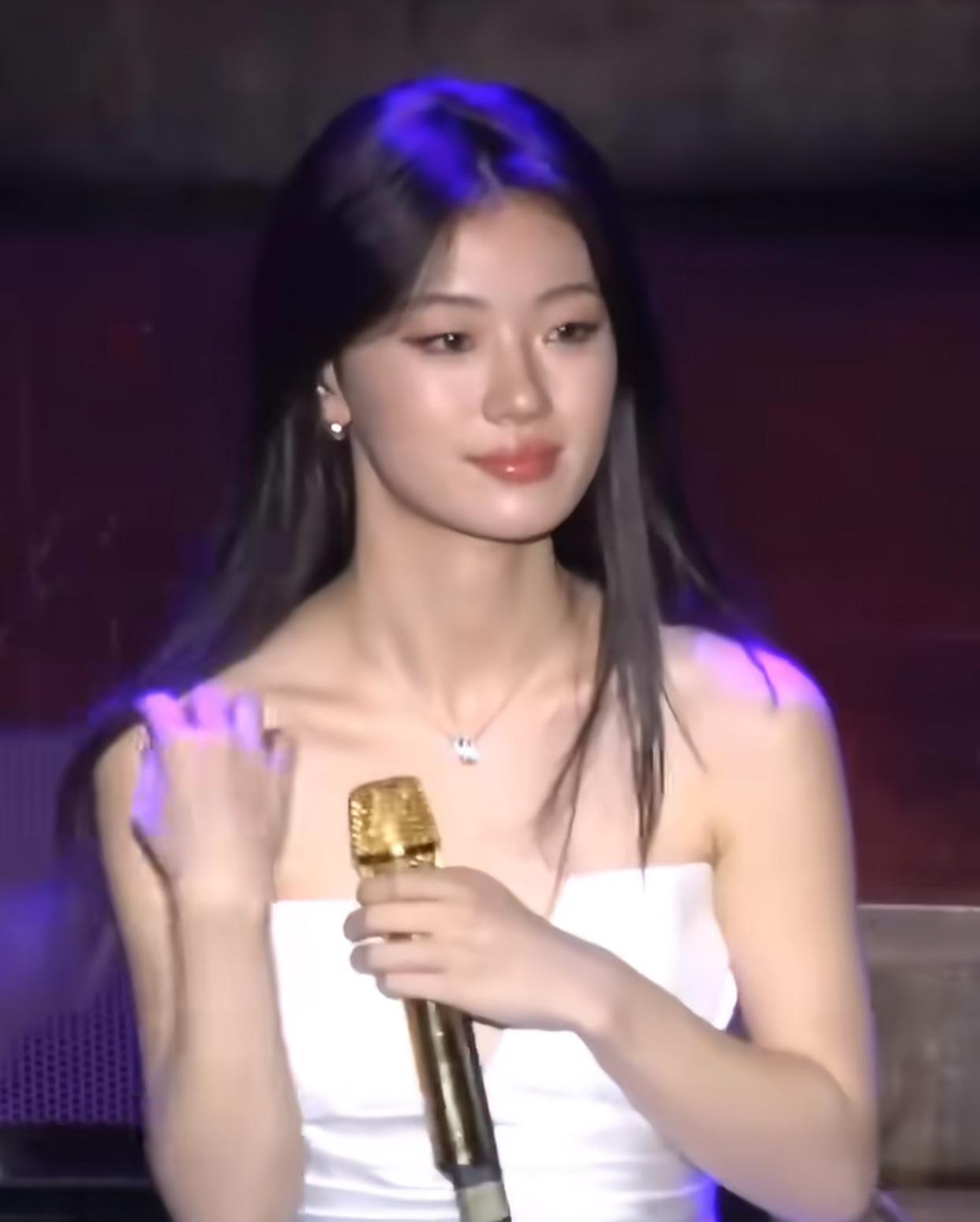 单依纯妈妈说：单依纯在还没断奶的时候就可以哼出越剧的音调了，我当时特别惊喜，但是