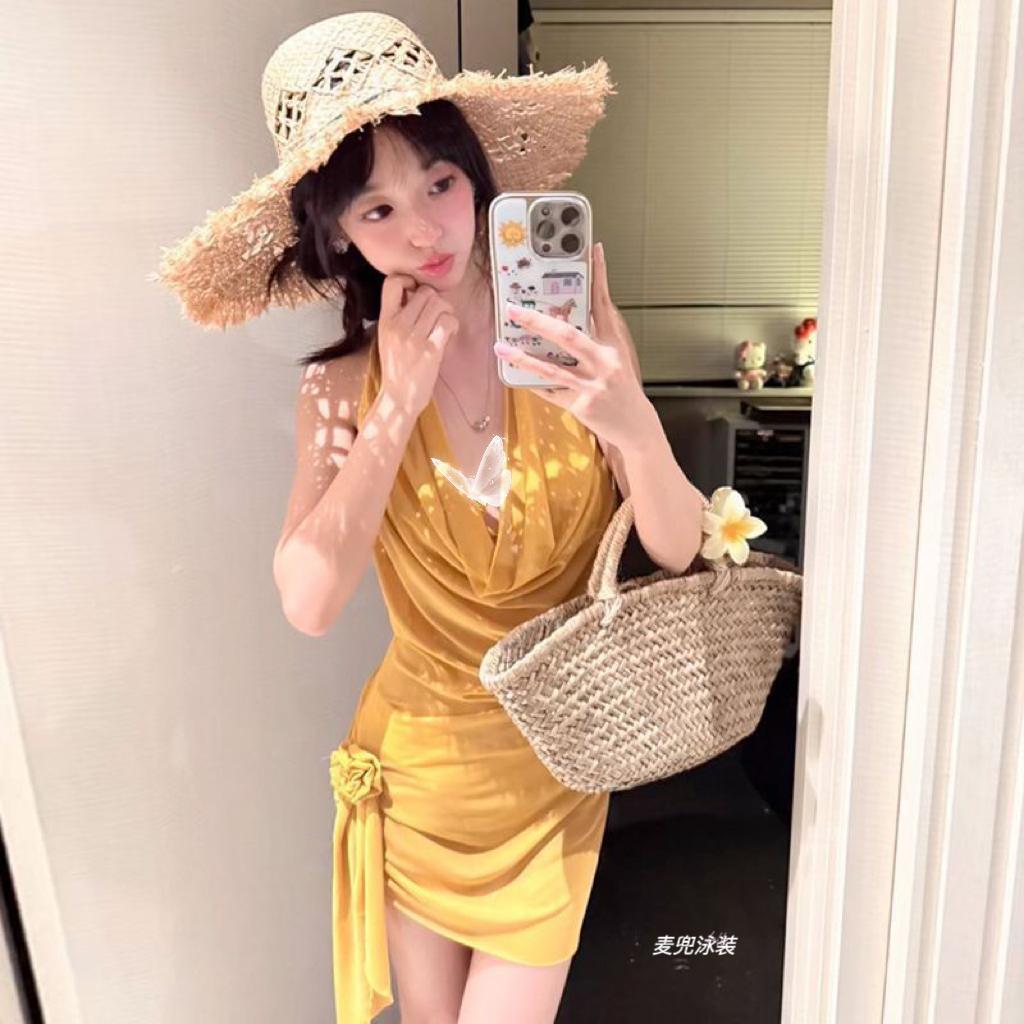 草帽配黄裙泳衣也太绝了！度假氛围感拉满游泳时,穿什么颜色的泳衣更安全?女生该怎