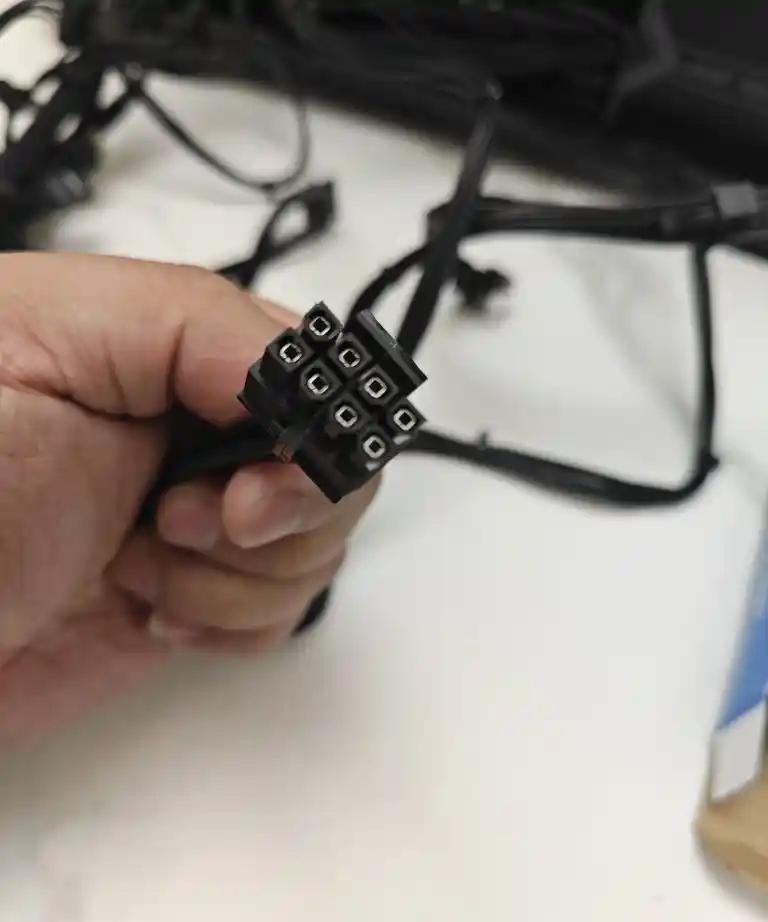 我好奇问一下，到底有多少人装电脑时把CPU供电线的插错了？帮人升级电脑时，有些