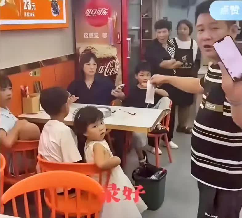 女子一家七口饭店吃饭，就点一碗面，第三次加面被老板拒绝后给差评！店主气不过，发到