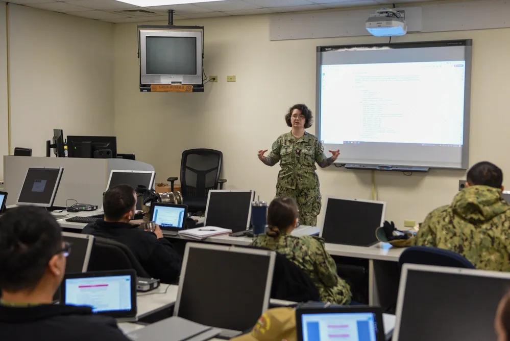 美军非常重视舰船维修与保养的培训工作。2025年2月12日，伊利诺伊州美军大湖