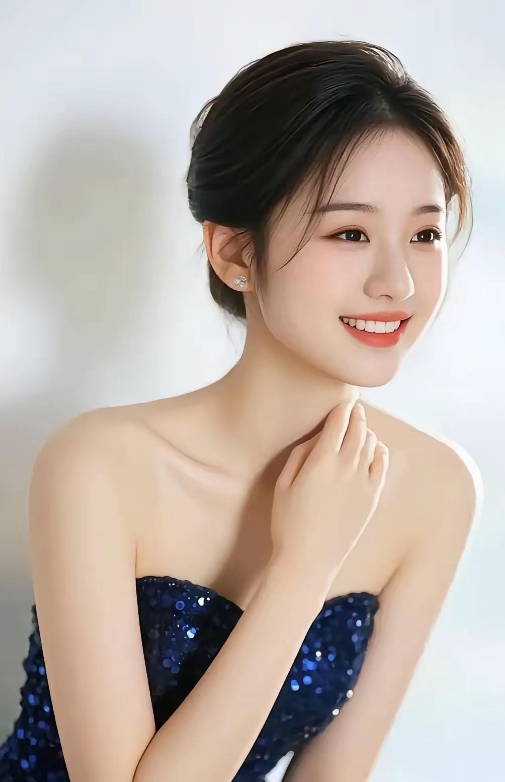蓝裙闪亮如星河，笑容治愈似春风，温柔气质藏不住，心动瞬间已锁定。