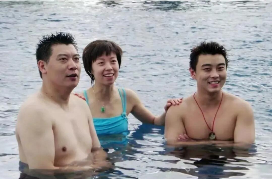 果然还是年轻时候的美女帅哥好看，那个时候张怡宁的笑容都是那么甜美，她的皮肤没有王