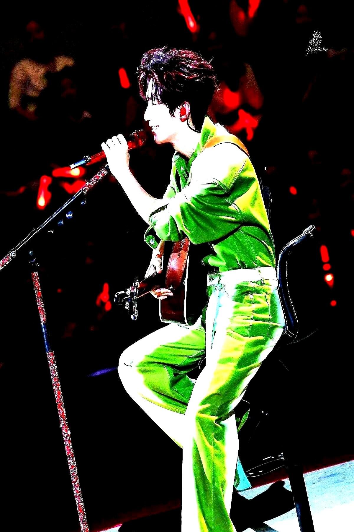 这是什么神仙友情啊！我直接酸到原地打滚！现在网上吵翻了，有人说这是娱乐圈最“