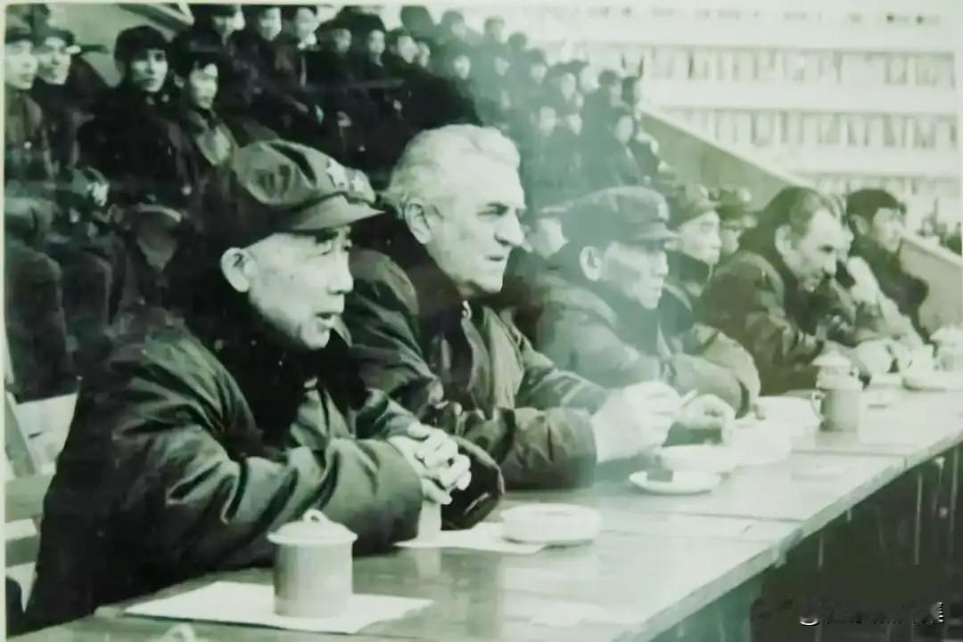上世纪六十年代初，时任广州军区副司令员庄田将军（前排左三）等陪同外宾观看军事演习