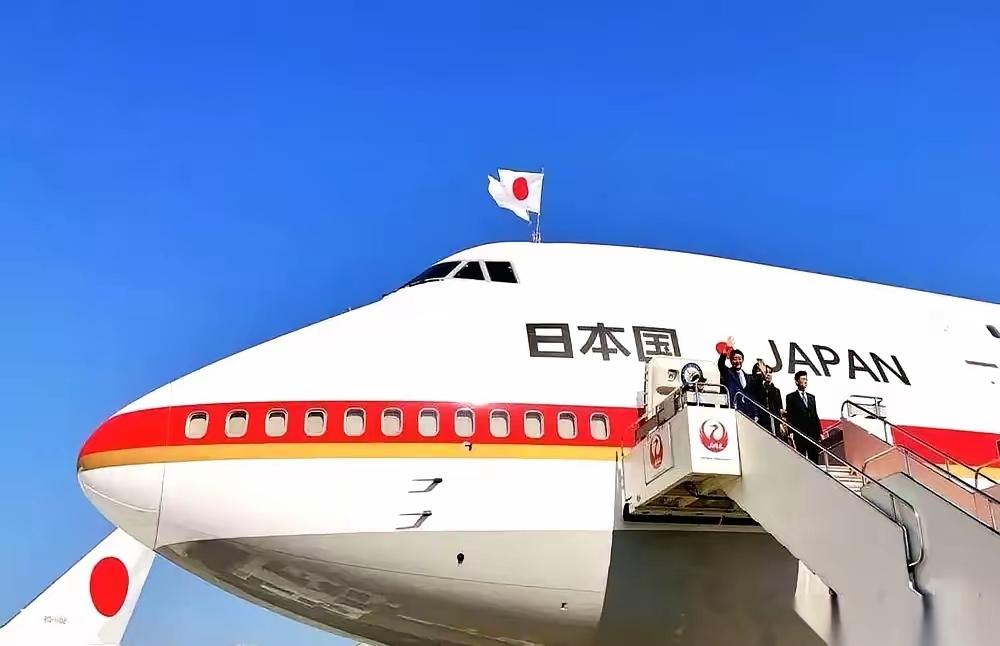 真的想不到，日本首相专机是世界上唯一一个在机头用中文汉字写着国家名称的专机（左图
