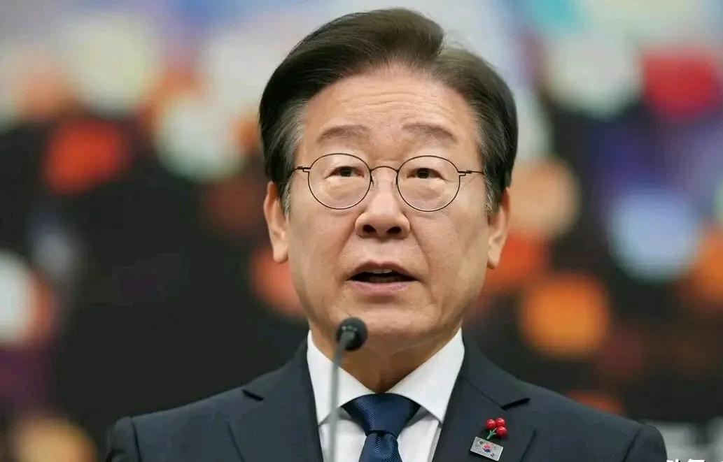 关键时刻，韩国总统候选人李在明亮出底牌！据凤凰网报道，李在明于近日就其主政后的