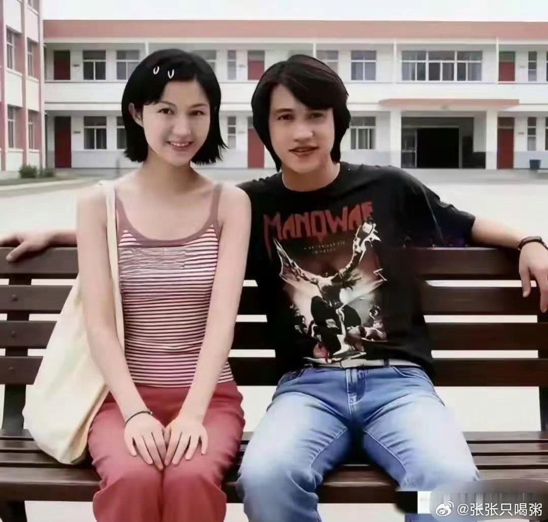 这是1995年，19岁的陆毅和19岁的鲍蕾刚进入上海戏剧学院时的合影。