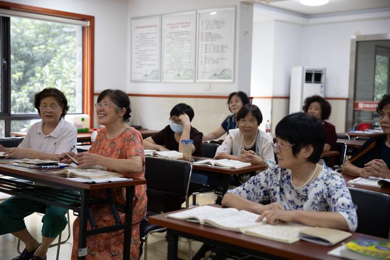 老年大学的‘反者道动’：学霸奶奶故意考倒数治愈焦虑清华退休教授报名老年大学，刻