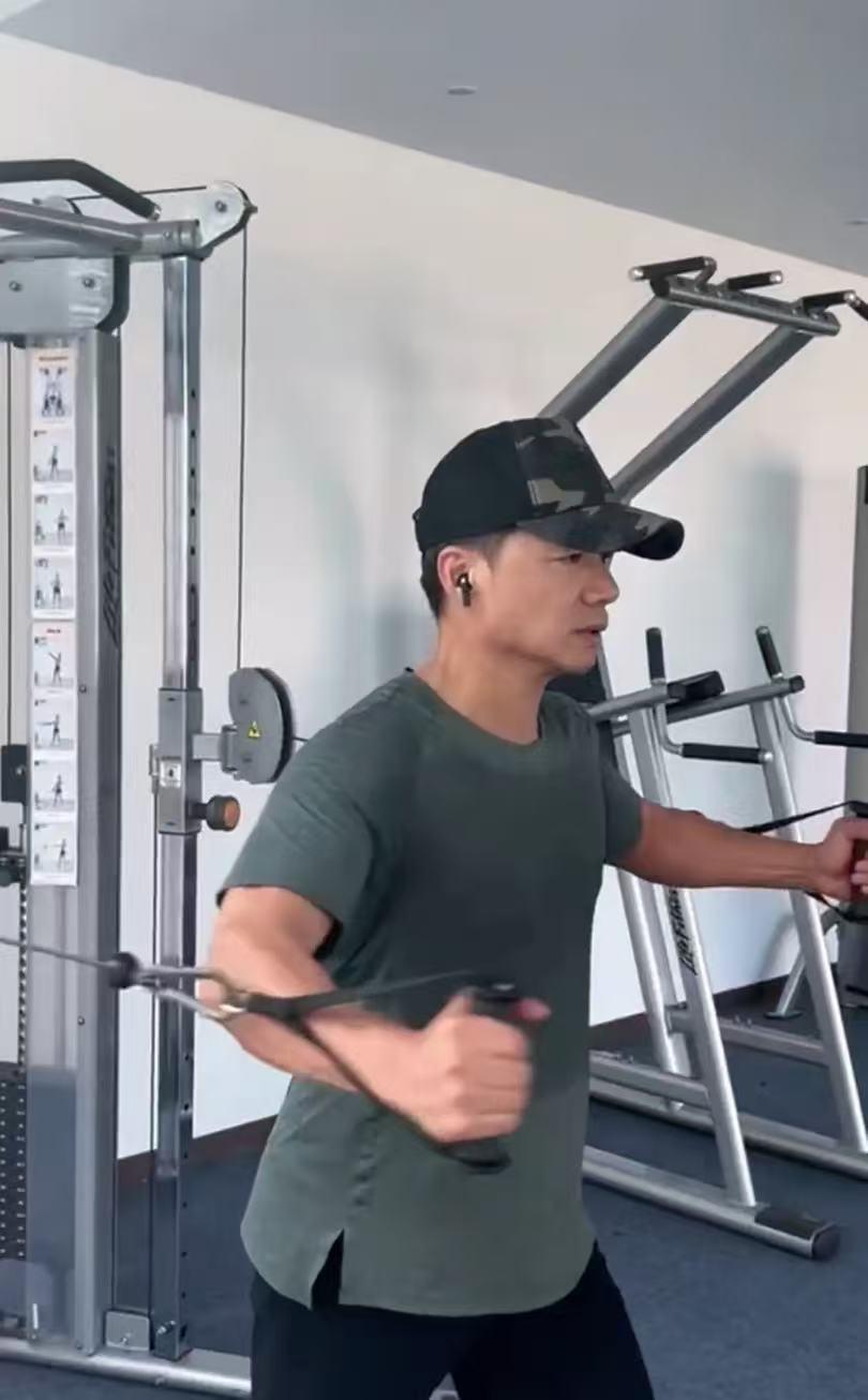 段奕宏邻居晒他近照！住在北京顶级豪宅，小区像大公园一样，每天都坚持跑步！难怪段