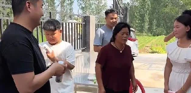 阿杜什么事都告诉他妈妈，对他妈真好！不得不说，阿杜对他妈是真好呀！阿杜妈