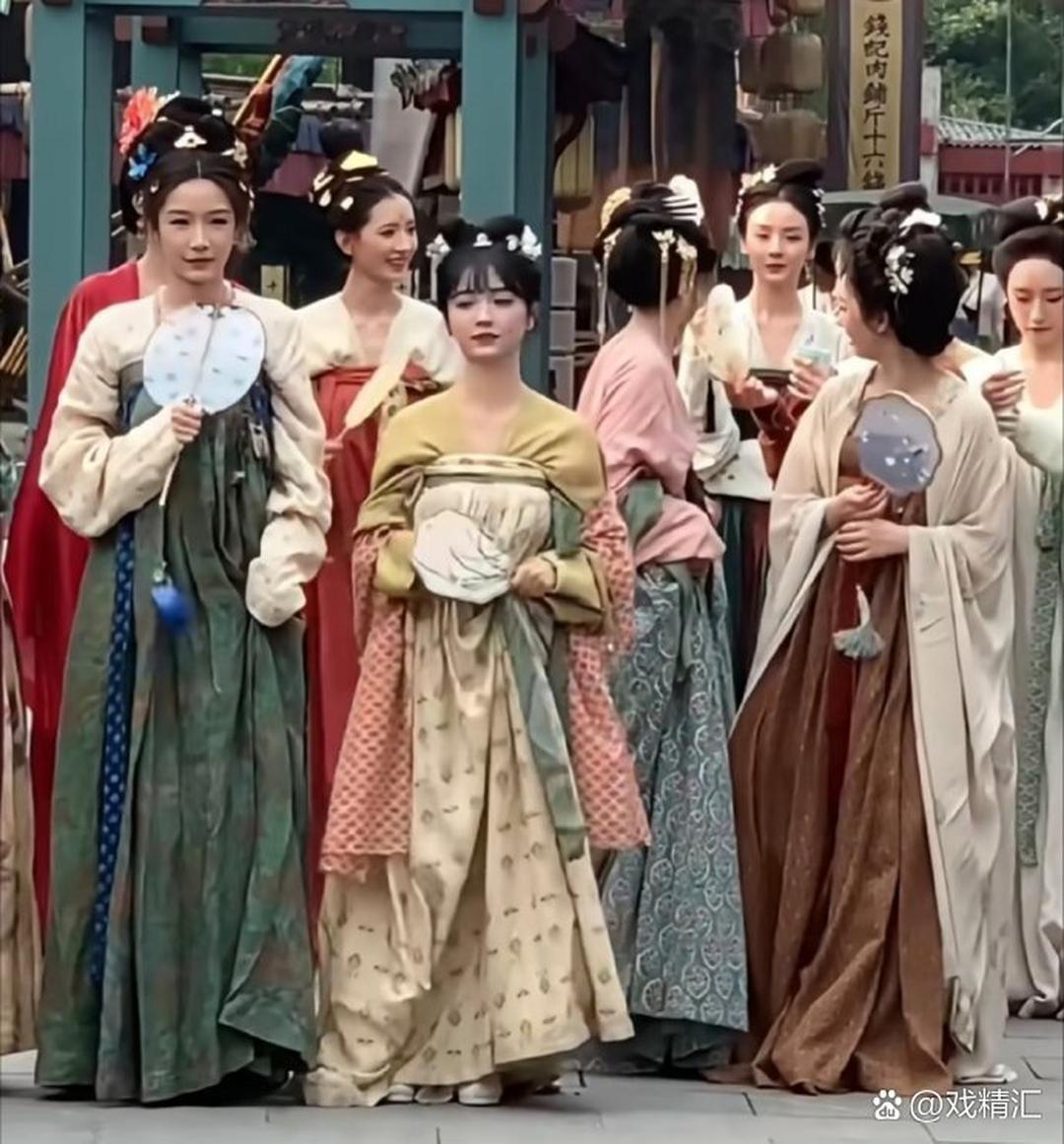 演员和群演的差距，好大，人群中精准就能锁定谁才是主演。