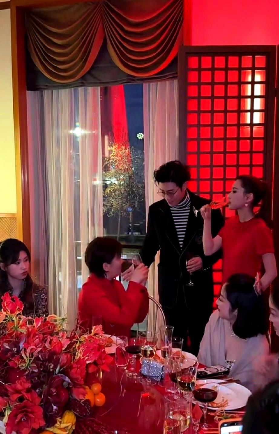 那晚的饭局，现在回看真是讽刺到了极点。何超莲双手举杯，腰都弯下去了，满脸的敬意
