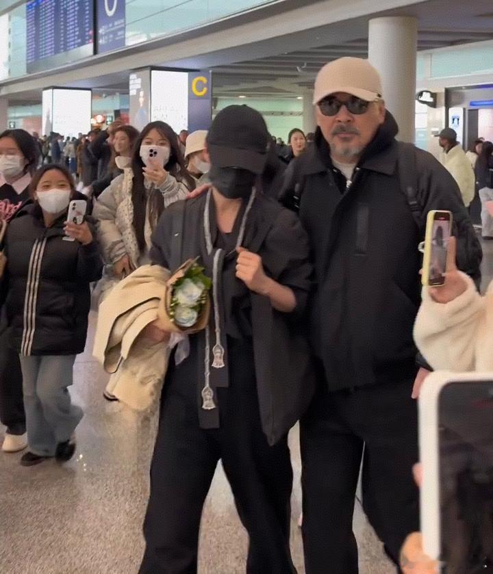 蒋勤勤与陈建斌夫妇返京，机场被偶遇时甜度拉满！陈建斌虽胡须已泛白、显露出岁月痕迹