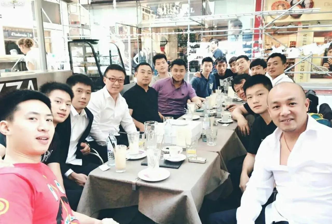 刷到一张国乒团队的大合照，那时候的小胖樊振东的五官还没有完全长开，那时候的邱贻可