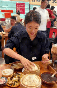 这大肉包子看上去肯定比狗不理包子贵啊！大包子一眼看上去里有大虾仁，皮皮虾，鲍鱼