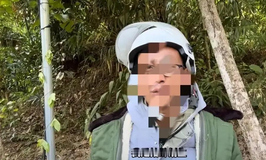 眼镜上班一天就跑路，拖着箱子直奔小魏家，镜头里那双男鞋和桌面上的黑框眼镜把CP粉