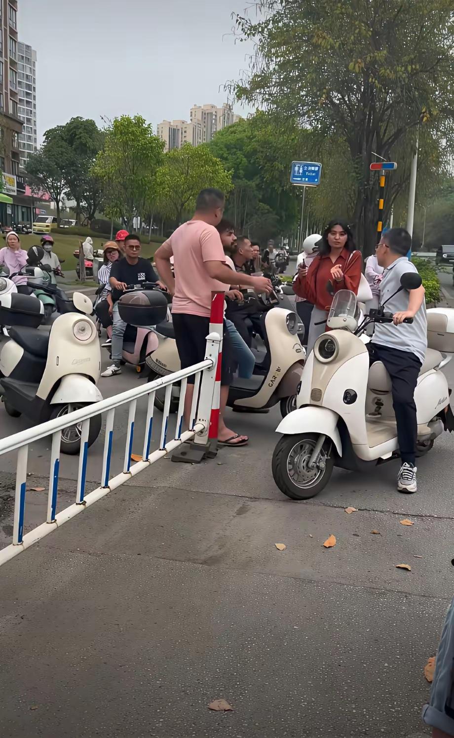 柳州，一老外大骂stupidchinese，被粉红衣男子上去就是一巴掌，再也不