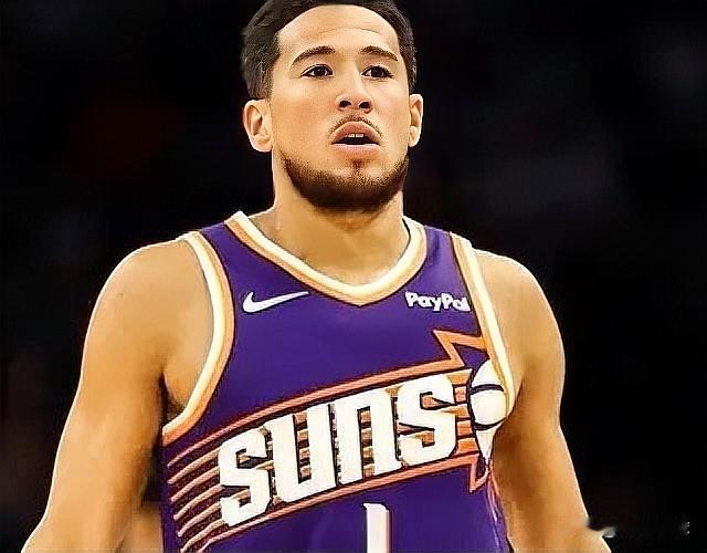 布克真敢说啊！近日，太阳球星布克接受采访谈到雷霆队时说道：“秘密已经公开了。