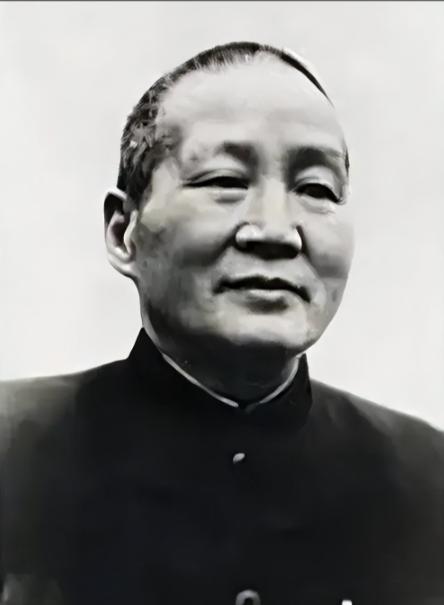 1974年9月30日，81岁高龄的刘文辉即将参加国庆招待会。他是1935年5月奉