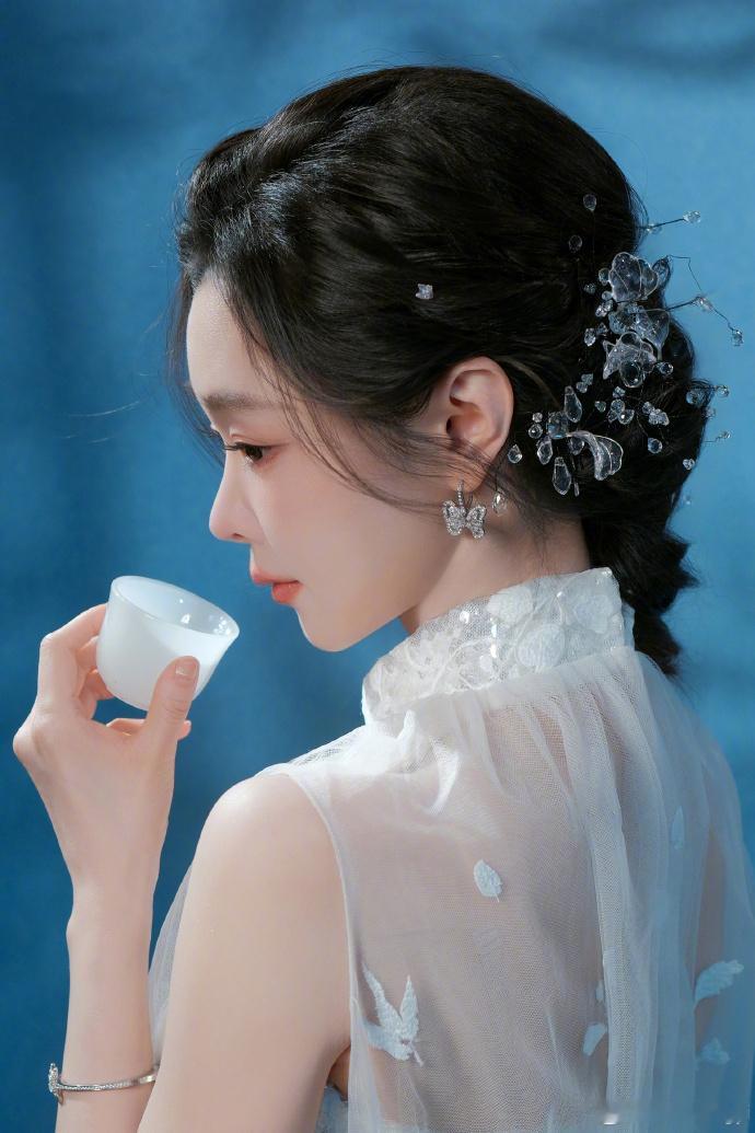 宋轶把浮光锦穿身上了宋轶把浮光锦穿身上了，简直就是美的我一大跳呀。蓝白细闪的长裙