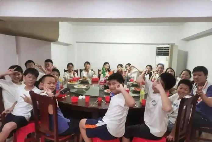“活该这老板发财！”6月27日，江西庐山，21名小学生凑了300元去饭店聚餐，询