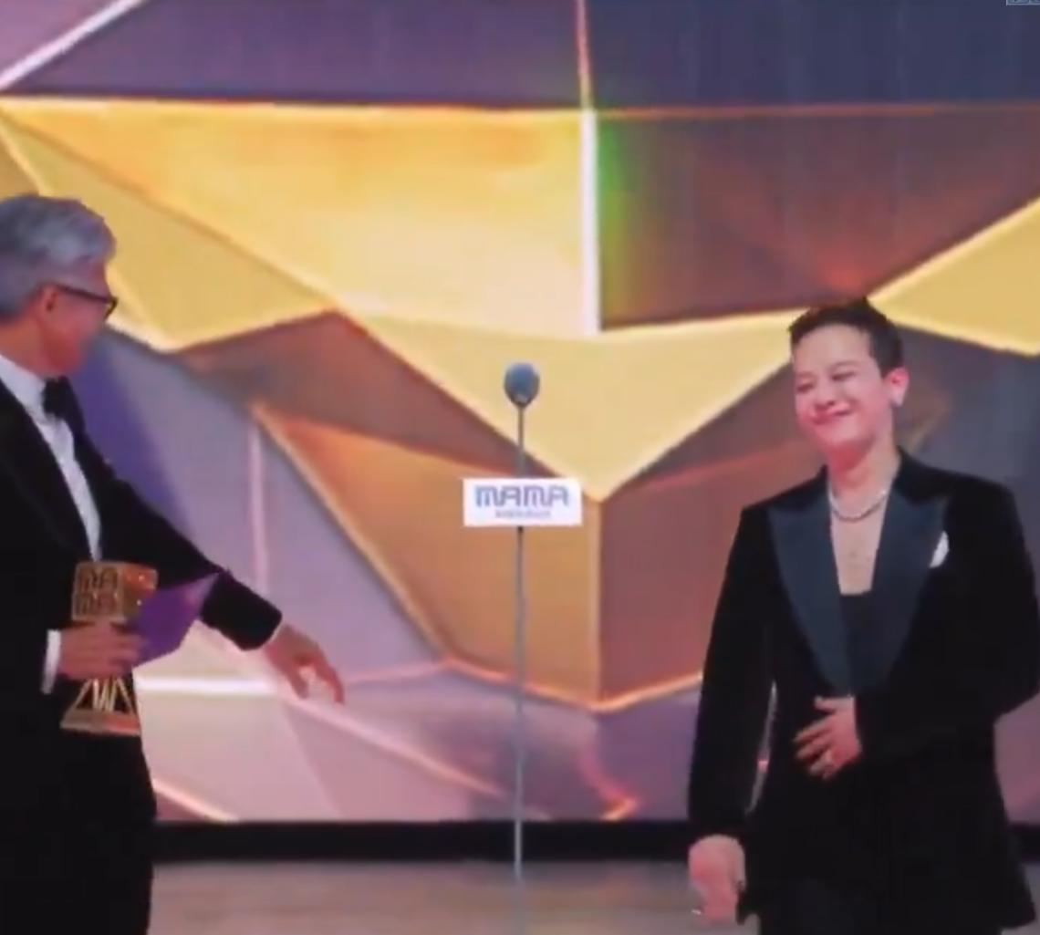 韩国MAMA颁奖盛典，周润发给权志龙颁奖，看视频我开始还以为是哪个小媳妇出来了呢