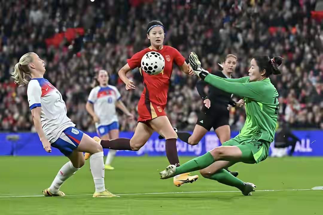 女足5分钟丢3球，2：3负世界排名第25的苏格兰女足，马德兴骂大街信息量挺多：直