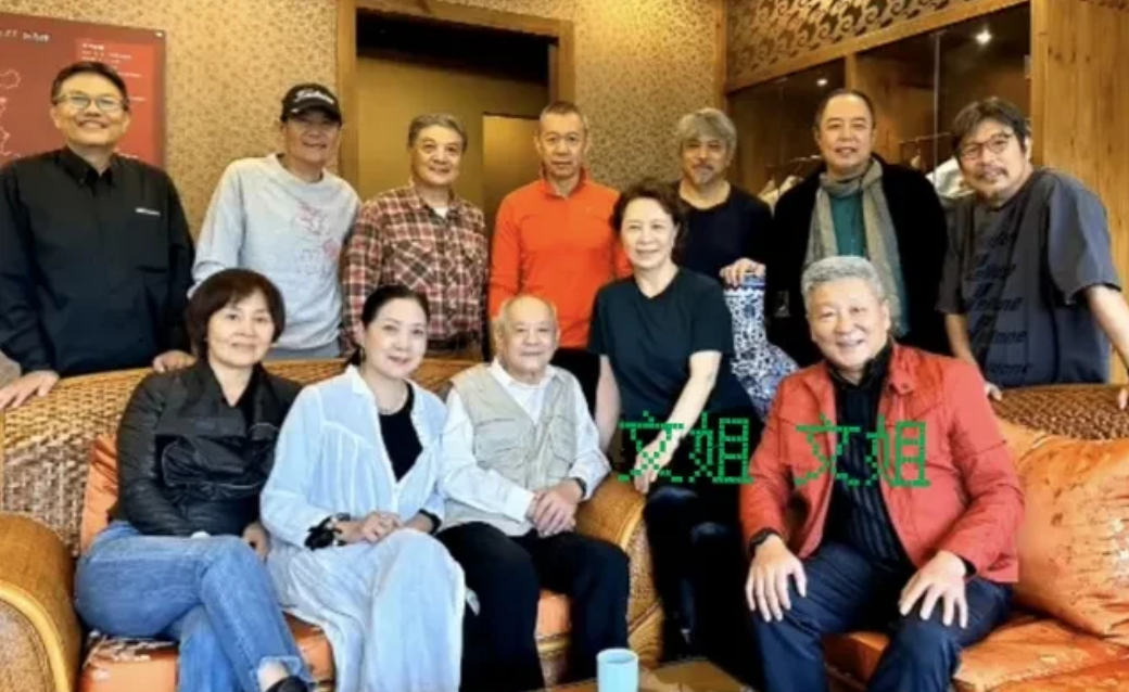 北电的一众同学聚会，60多岁张丰毅太显年轻了，可以甩同班同学张铁林好几条街！张