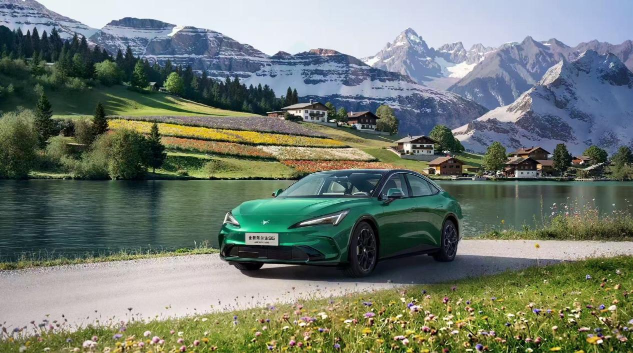 极狐全新阿尔法S5以9.98万的起售价入局中型轿跑市场，这个定价其实精准戳中了年