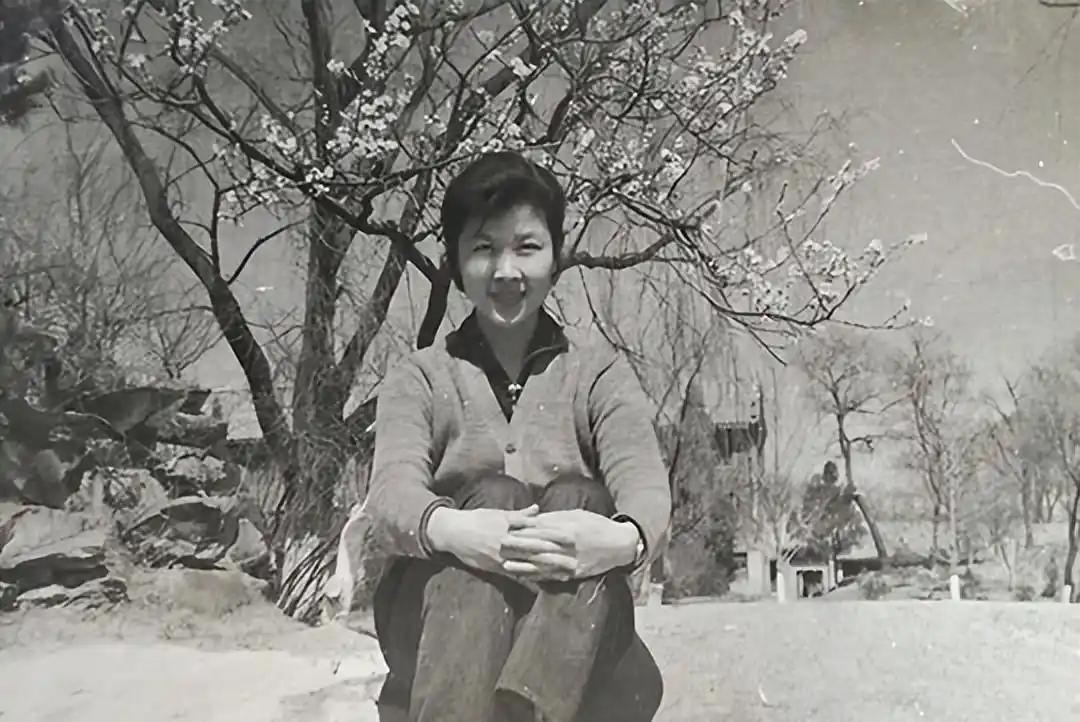 1959年，总政文工团的，一位新报幕员：周如雁。她是北大校长周培源的二女儿主