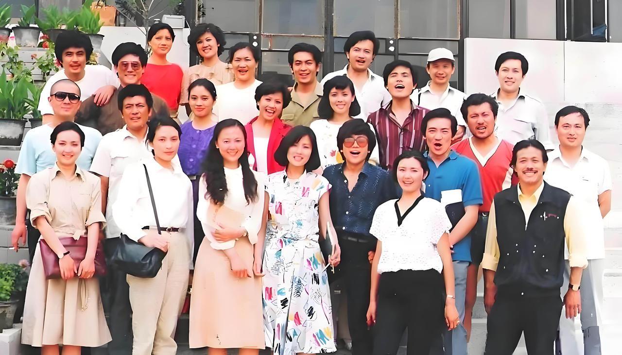 #老照片#这是1985年，北京电影学院的明星班学员，欢聚在一起的珍贵瞬间。看看