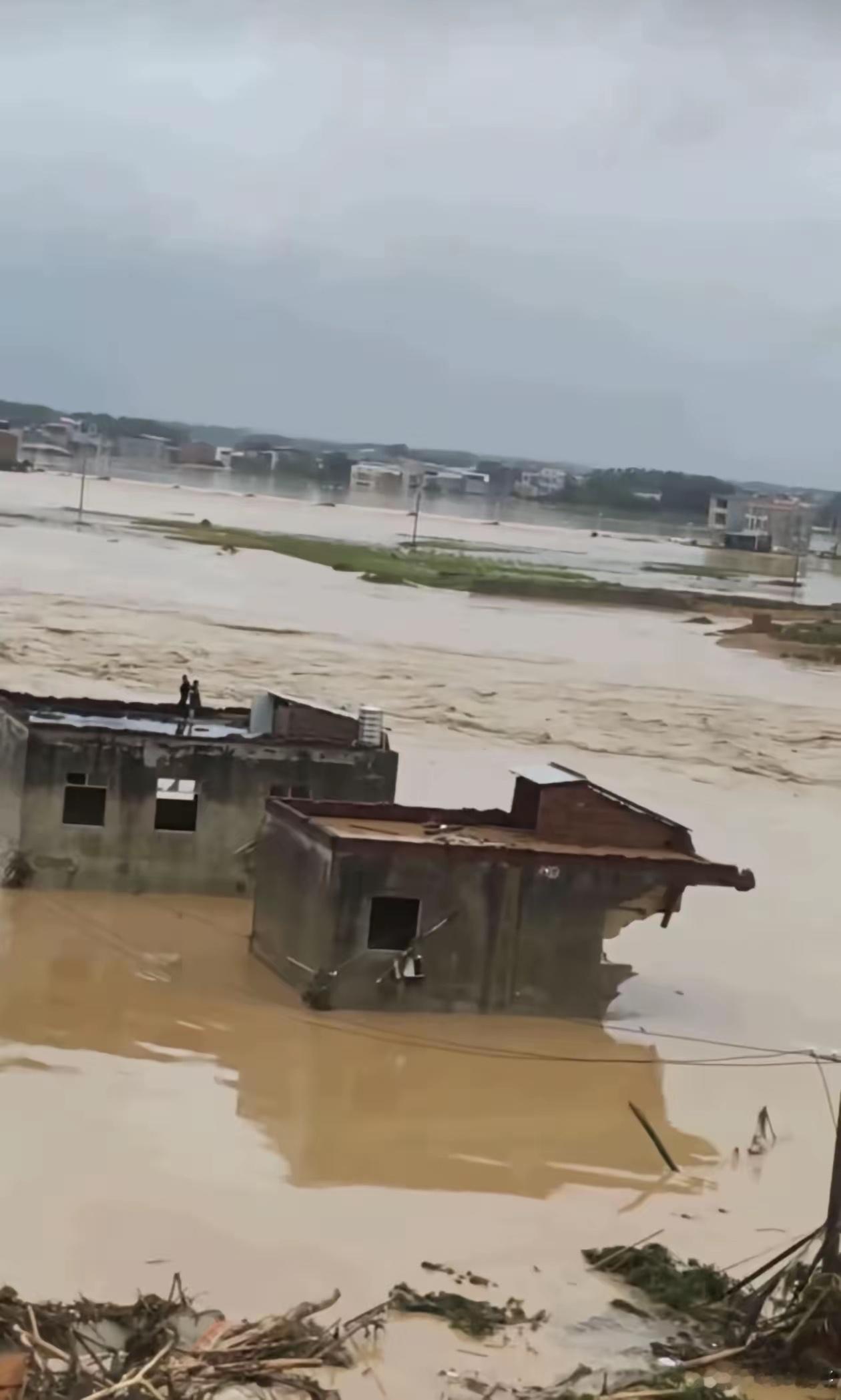 刷到第一个视频，已经漫堤，心提到了嗓子眼。最终还是没挺住，溃坝了，决堤了，不知道
