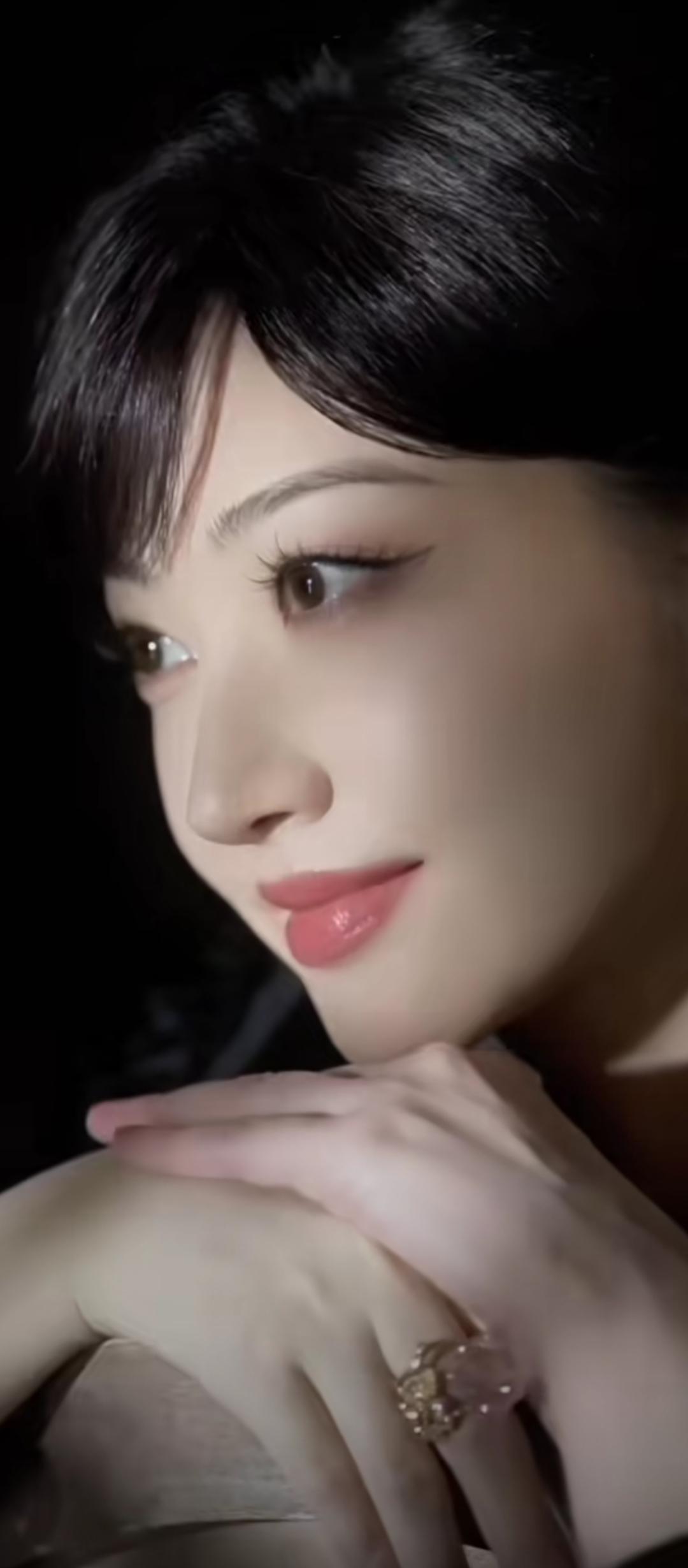 优雅黑发，红唇轻启，指尖轻触，散发迷人魅力。